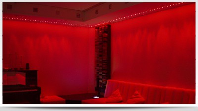Die LED Deckenbeleuchtung in Aktion - Hier in der Farbe Rot